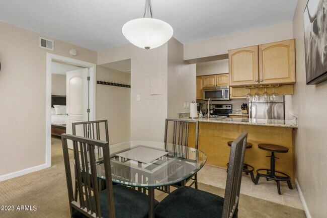 Foto del edificio - 7625 E Camelback Rd