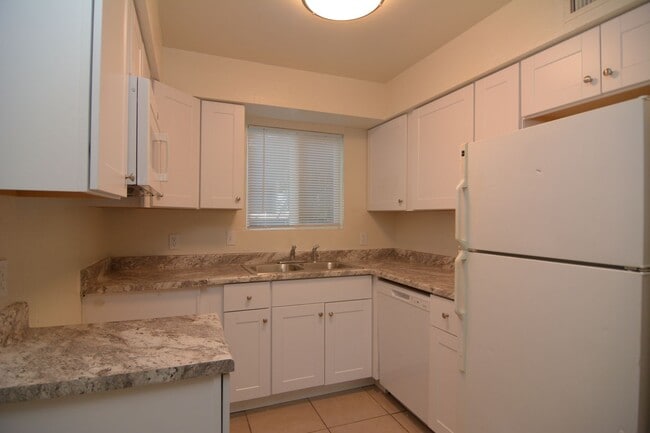 Building Photo - 2 Bedroom 1 Bath Apartment! Close to the U...