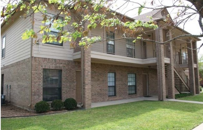 Exterior Facade - Lone Star Apartments