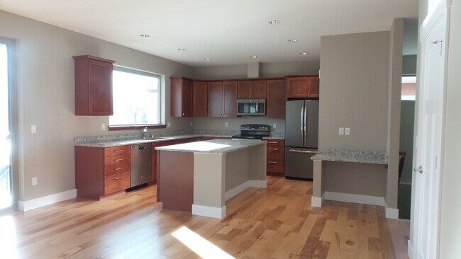 Building Photo - Application Pending - Townhouse for Rent -...