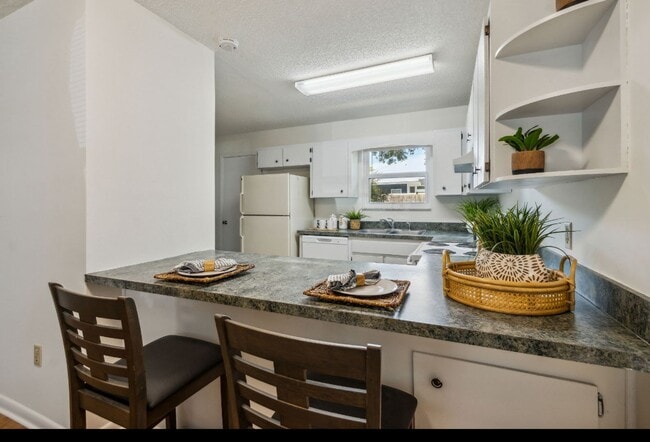 Building Photo - Walk To The Beach!