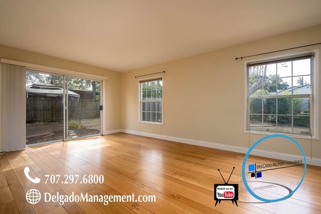 Building Photo - Gorgeous vintage style home located on cor...