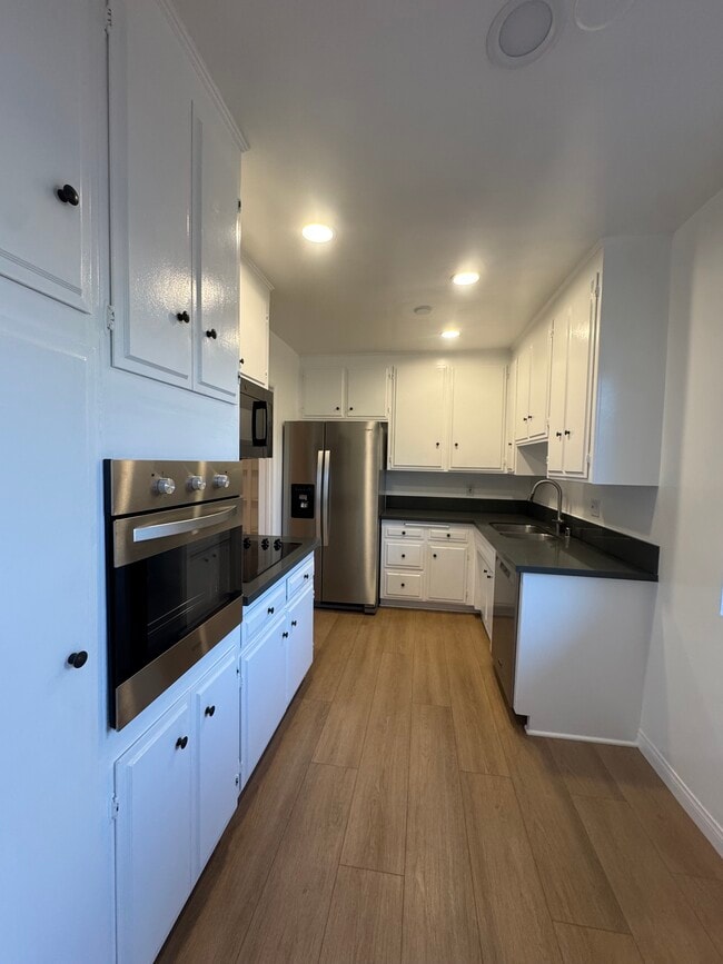 Building Photo - 2803 Arizona Ave