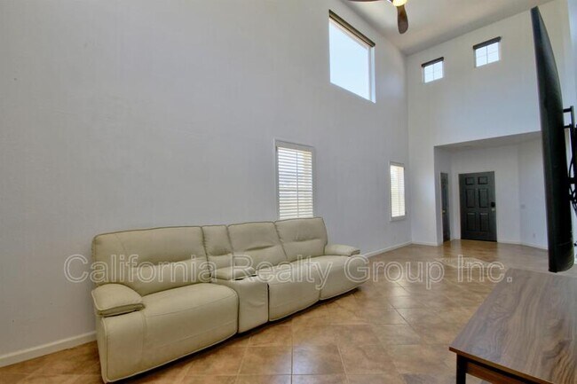 Building Photo - 41263 Pine Tree Cir
