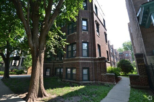 Building Photo - 3845 N Greenview Ave