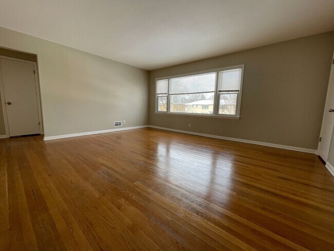 Foto del edificio - Villard Ave - 8129-31 W