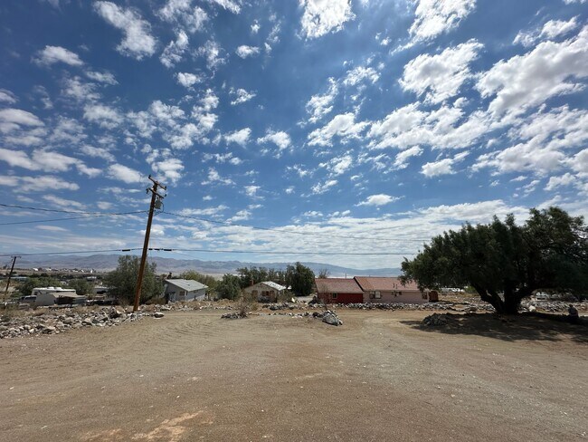 Foto del edificio - Cozy 2 bed 1 bath in Trona - Housing Choice Voucher Welcome
