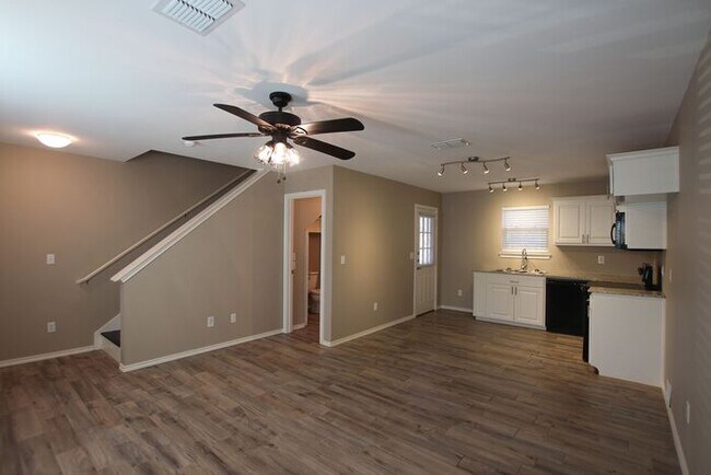Foto del edificio - 2-Bedroom Townhouse for Rent in the Heart ...
