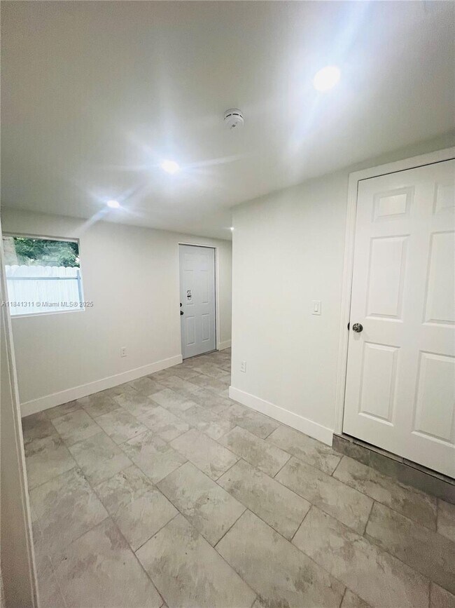 Foto del edificio - 8000 NW 11th Ave