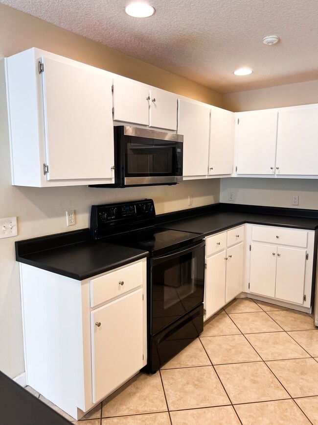 Building Photo - 252 Windridge Dr