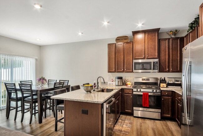 Foto del edificio - Fully Furnished 3 Bedroom 2.5 Bath Townhom...