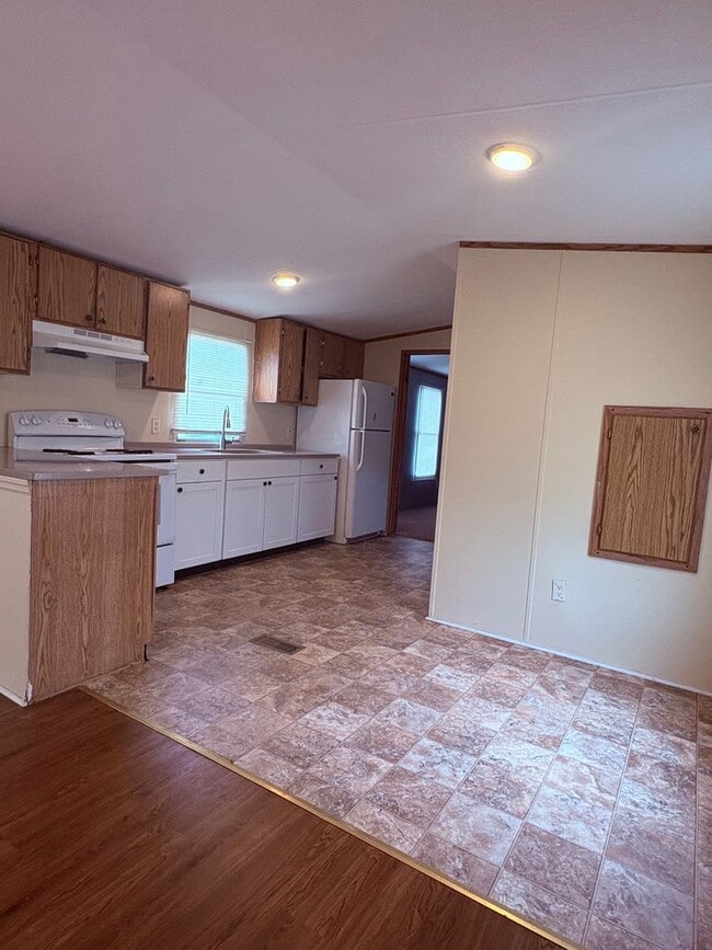 Building Photo - 515 Edison Ct