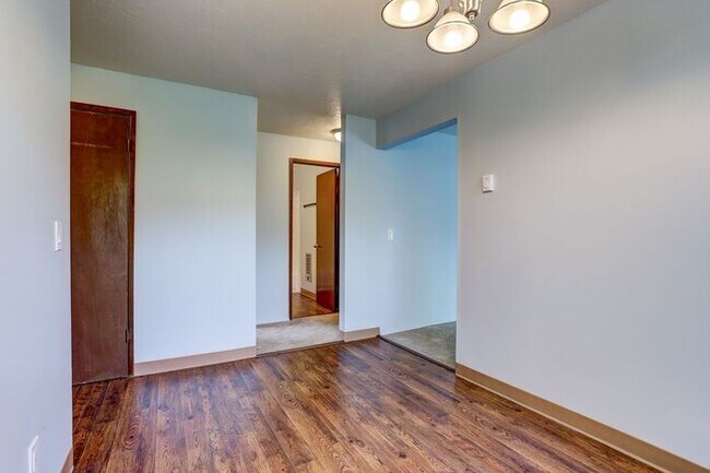 Foto del edificio - 2 bedroom with washer and dryer!! Pets OK!...