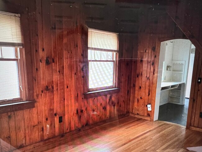 Building Photo - 305 Sunset Ct
