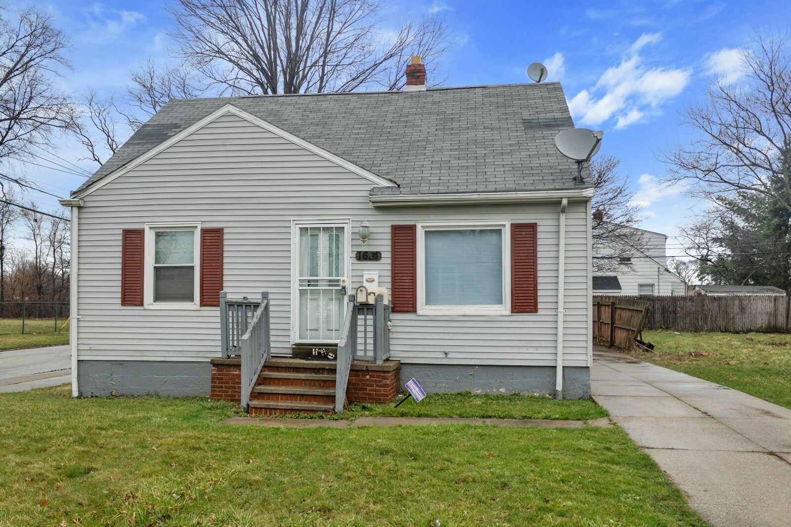 1631 Avalon Rd Cleveland, OH 44112 – photo 1