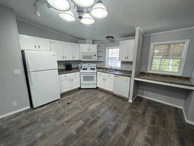 Building Photo - Updated 3 Bedroom, 2 Bathroom House
