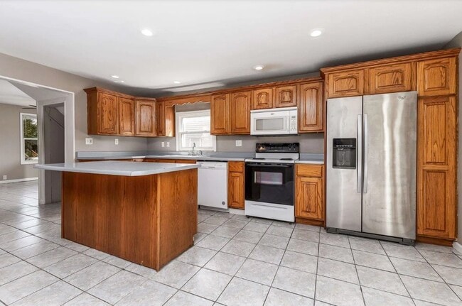Building Photo - 844 Clarke Dr