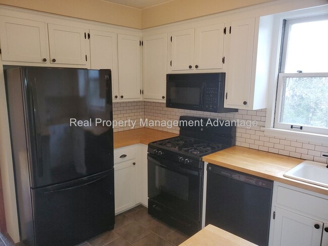 Building Photo - Craftsman Style, Modern Amenities Steps fr...