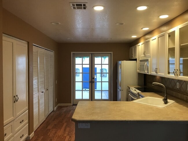 Foto del edificio - San Roque 3 Bedroom Townhouse - Available Late January