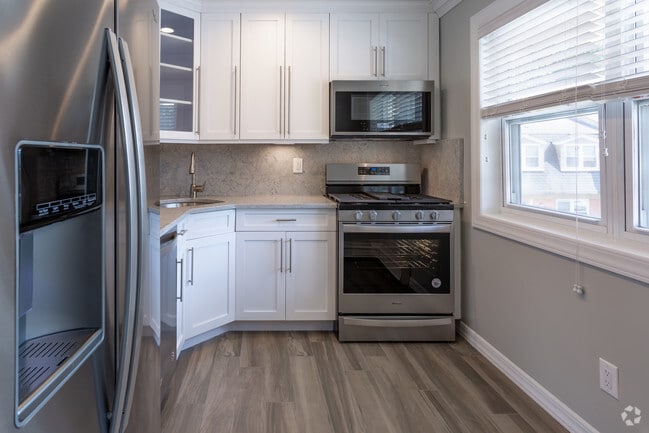 1BR,1BA -790SF - Kitchen - Fairfield Courtyard at Bayport Apartments