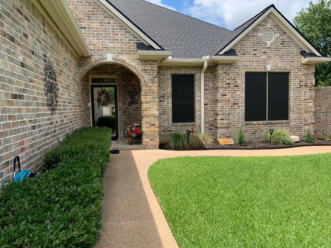 Building Photo - 5001 Fairfield Ct