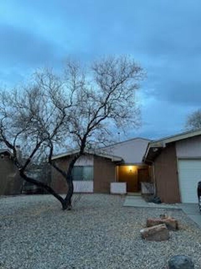 Building Photo - Beautiful 3 bedroom 2 bath 2 car garage ho...