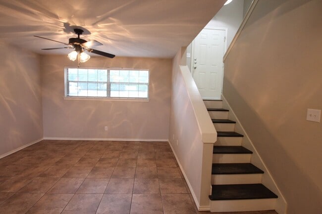 Building Photo - Available! 2 Bed 1.5 Bath Townhome, Lindale ISD!
