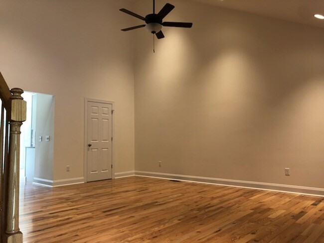 Foto del edificio - Pristine Duplex with Hardwood Floors and M...