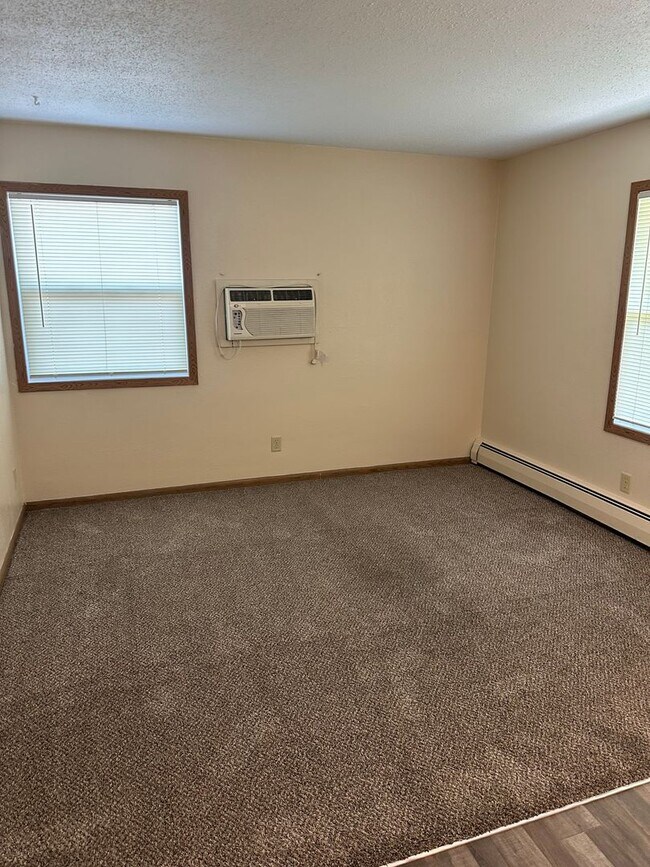 Foto del edificio - Forestview 1 Bedroom Upper Unit