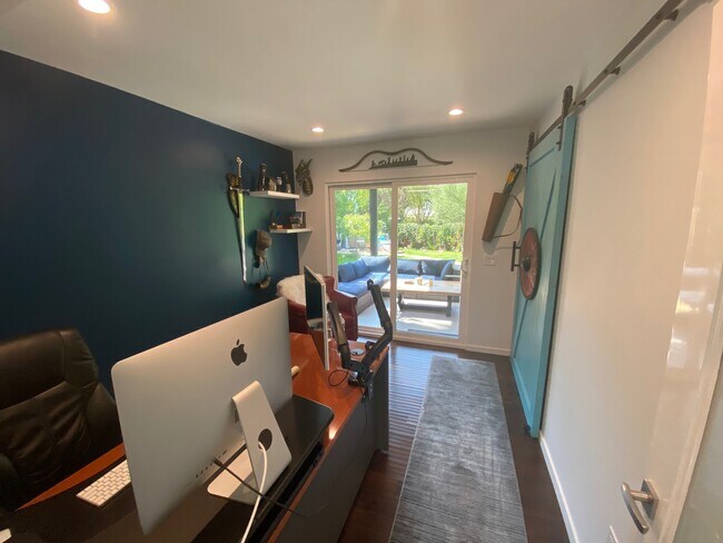 Foto del edificio - 18003 Tiara St