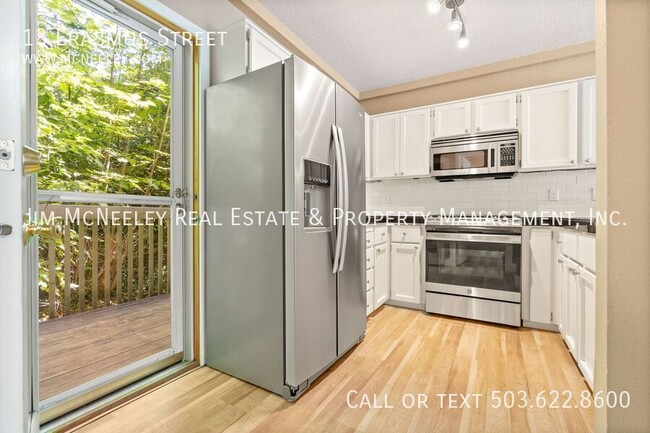 Foto del edificio - CHARMING LAKE OSWEGO TOWNHOME 2BR NEWLY UP...