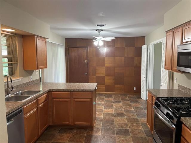 Building Photo - 2532 Highwood Dr