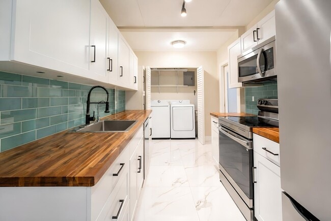 Foto del edificio - 1600 N 68th Ave