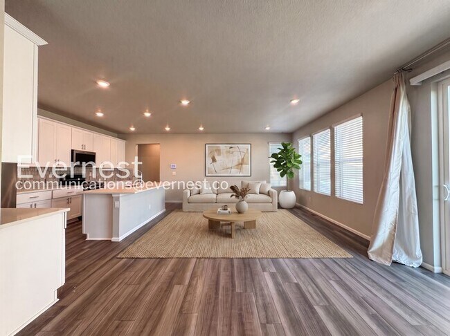 Building Photo - 3 Bed/3 Bath Townhome with Fenced Yard & Garage