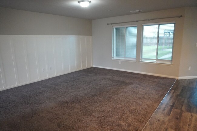 Building Photo - Stunning Home Off of Taft Highway and Sout...