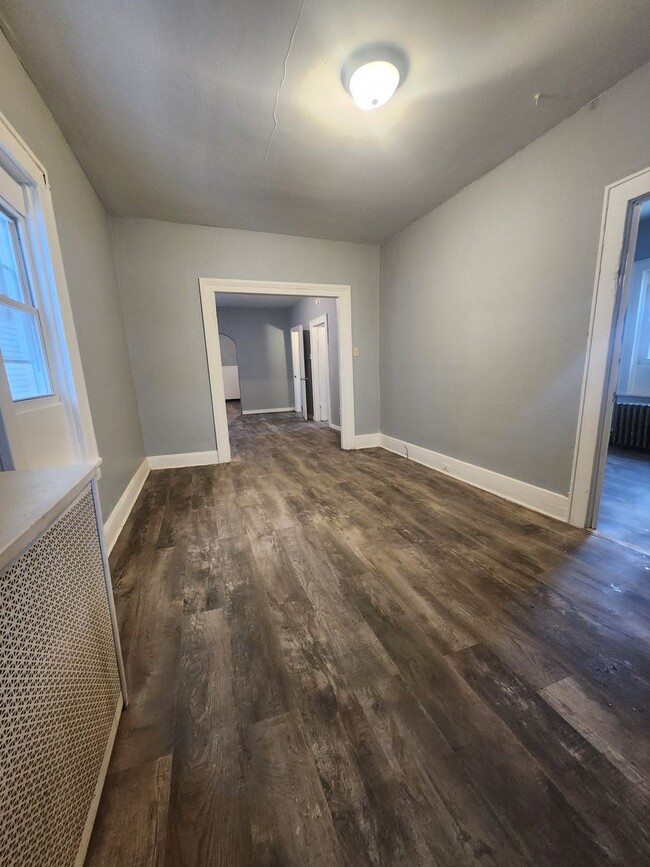 Building Photo - Upper 2 bedroom unit with all utilities in...