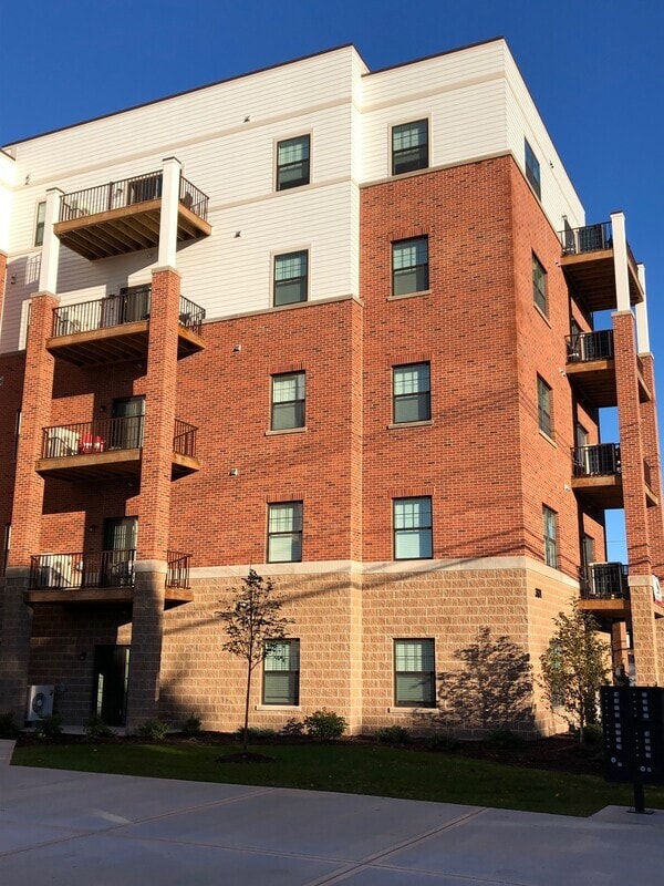 301 N Madison St Unit 1F, Woodstock, IL 60098 Condo for Rent in Woodstock, IL