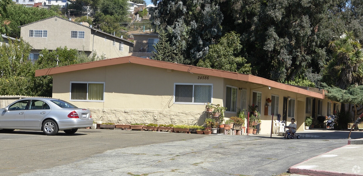 Building Photo - Crest Manor