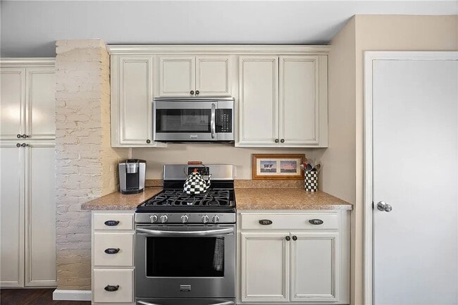 Building Photo - 136 Castleford Rd