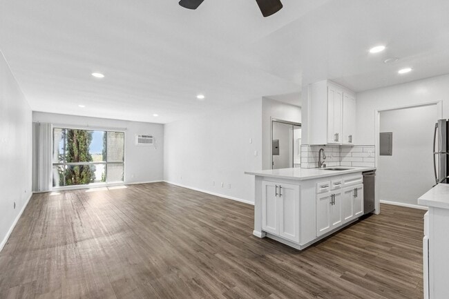 Interior Photo - 1635 North Martel Avenue