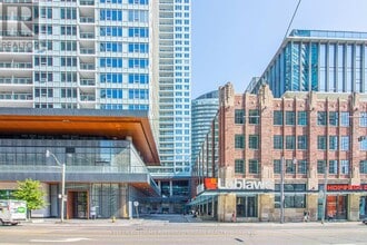 Building Photo - 17 Bathurst St