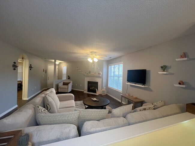 Foto del edificio - Furnished! Breezewood ground floor unit, Open floor plan, fire place, patio, large closets, wood ...