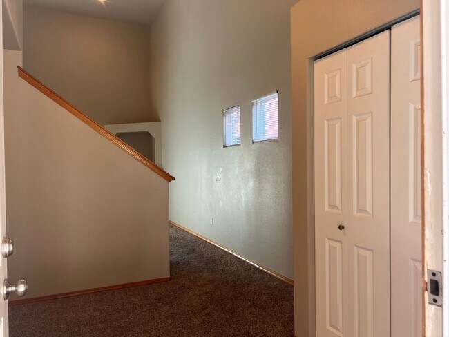 Building Photo - Enormous 4 Bed 2.5Bath + Bonus Room Great Lacey Neighborhood