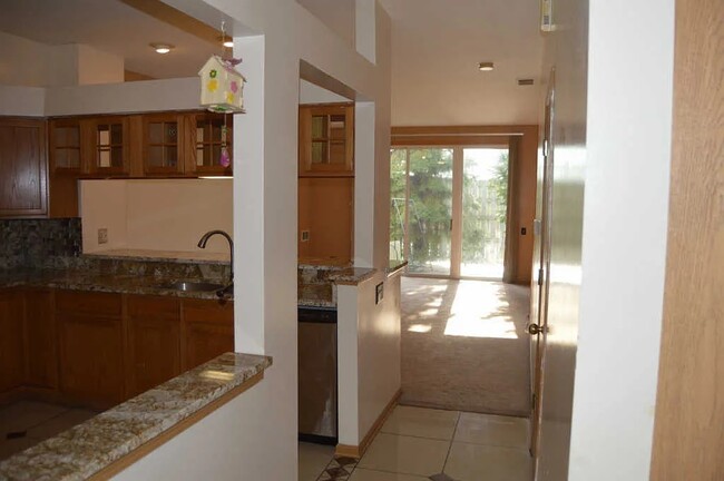 Foto del edificio - 703 Blossom Ct
