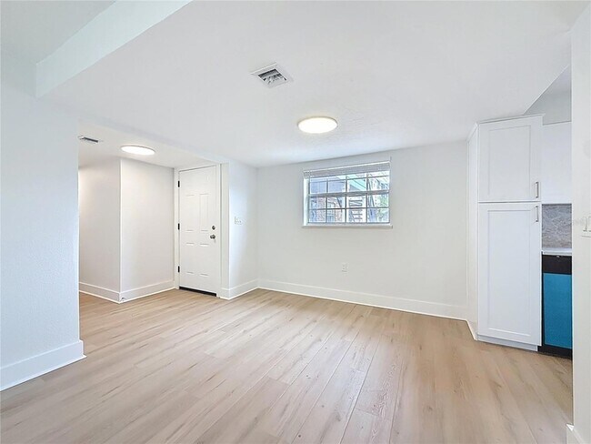 Foto del edificio - 200 Country Club Dr