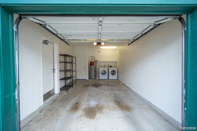 Building Photo - Available May 5th!  2-bedroom, 2-bath, 2 t...