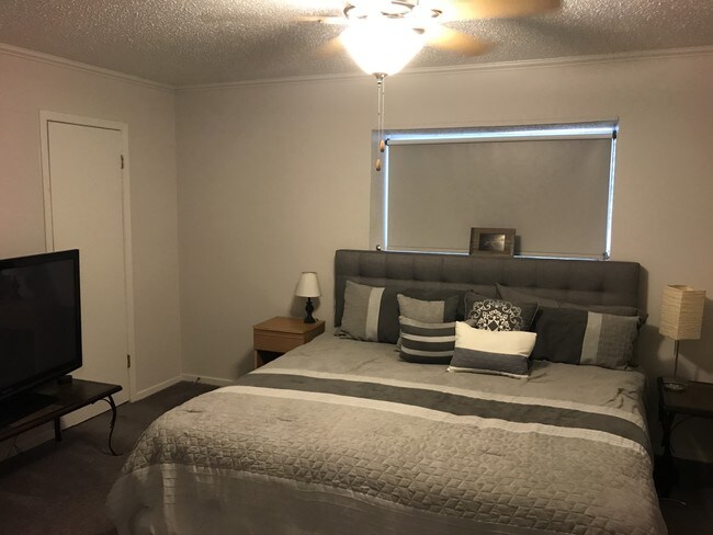 ENORME habitación principal con vestidor - 3605 Steck Ave