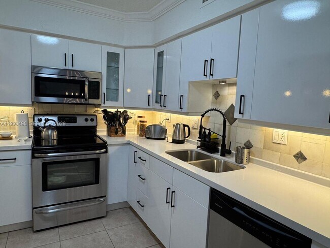 Foto del edificio - 3600 Mystic Pointe Dr