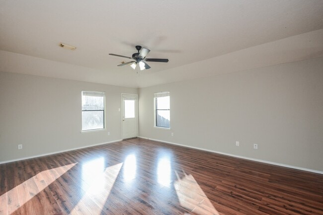 Foto del edificio - 9231 Eaglewood Glen Tr