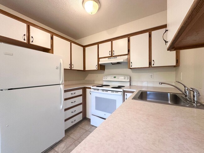 Foto del edificio - 3bd 2.5 ba Townhome * Near Fairview Village * $1,000 off first mont’s rent!!!!